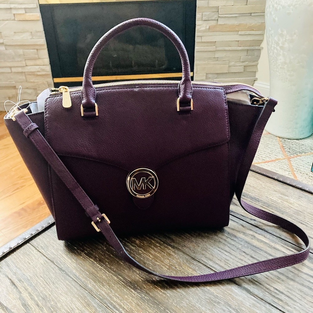 This purse is brand new! It was never used.